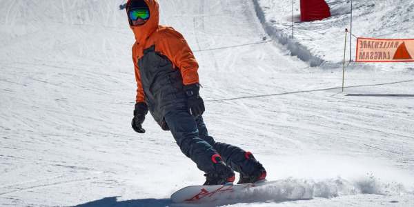 Cum îți ceruiești placa de snowboard acasă, cu fier, racletă și ceară pe temperaturi